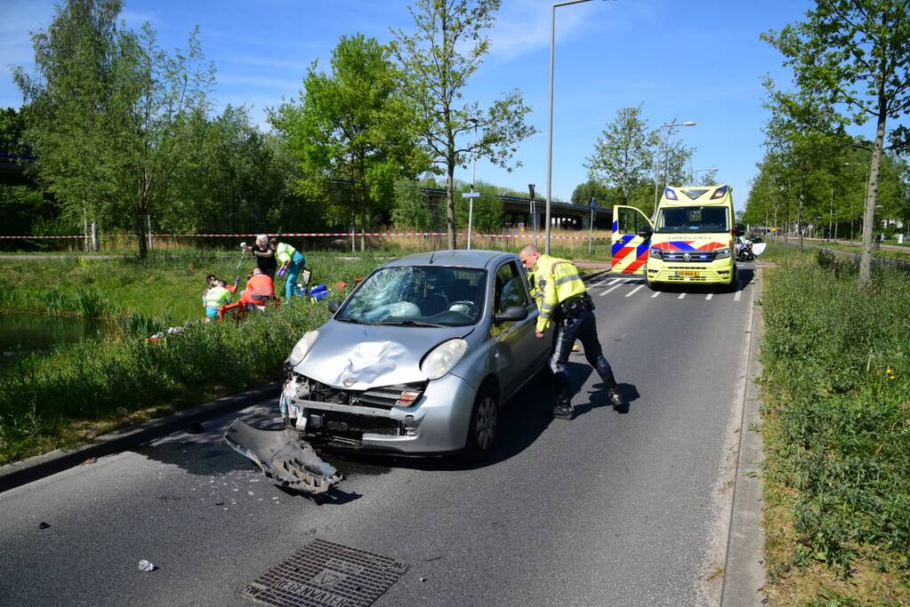 Scooterrijder gelanceerd bij ongeval met auto