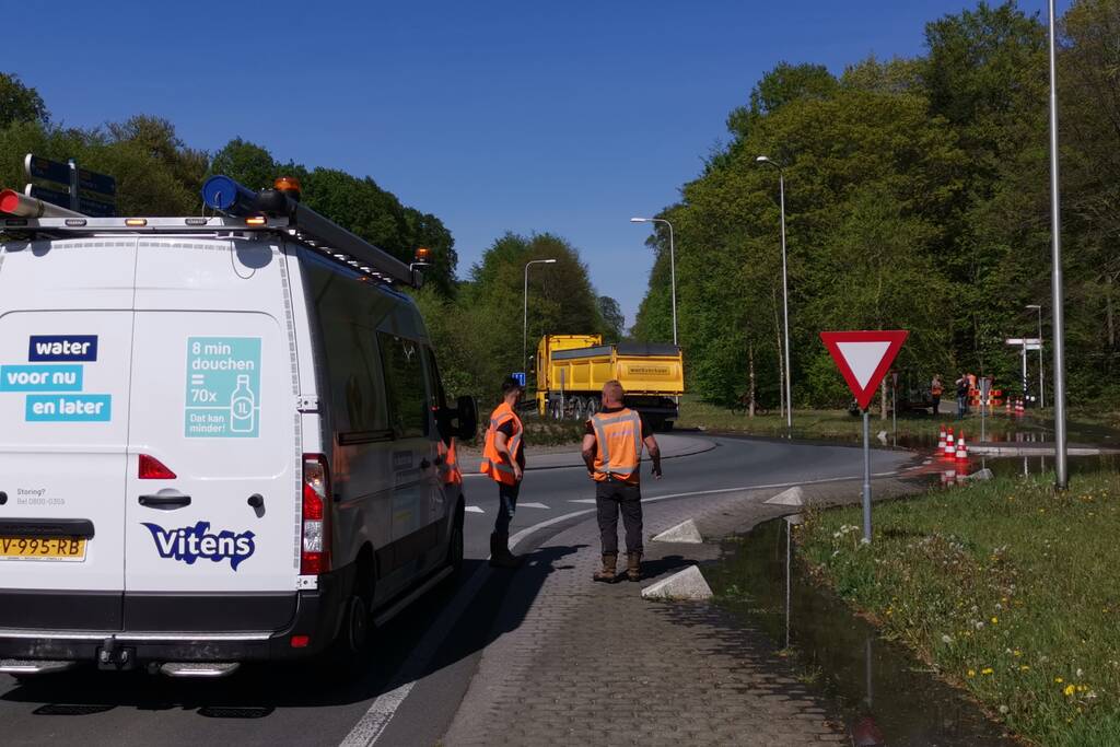 Weg afgesloten door gesprongen waterleiding