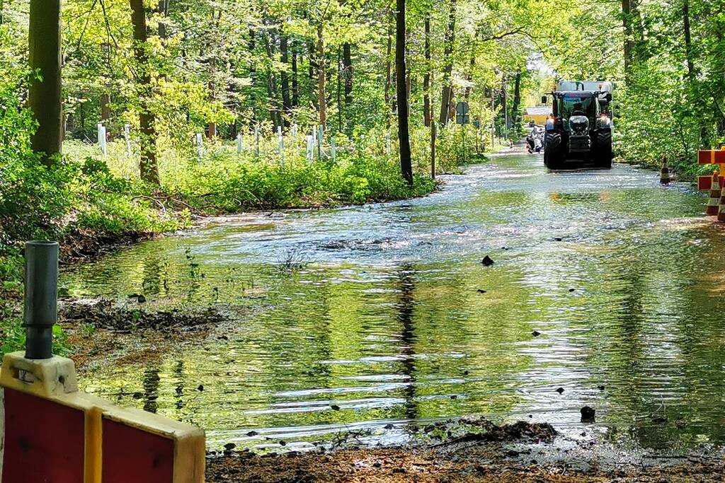 Weg afgesloten door gesprongen waterleiding