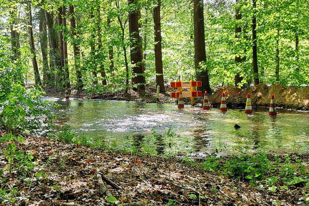 Weg afgesloten door gesprongen waterleiding