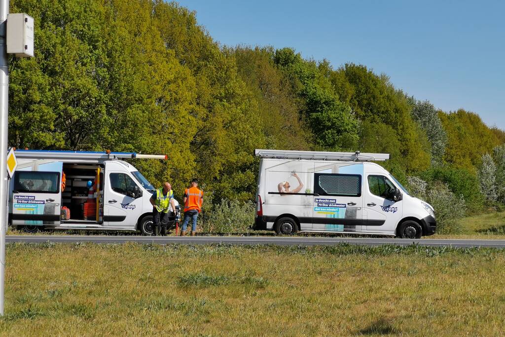 Weg afgesloten door gesprongen waterleiding
