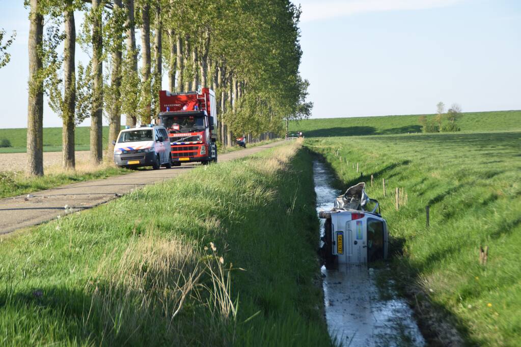 Auto raakt te water in Hoofdplaat, 49-jarige man overleden