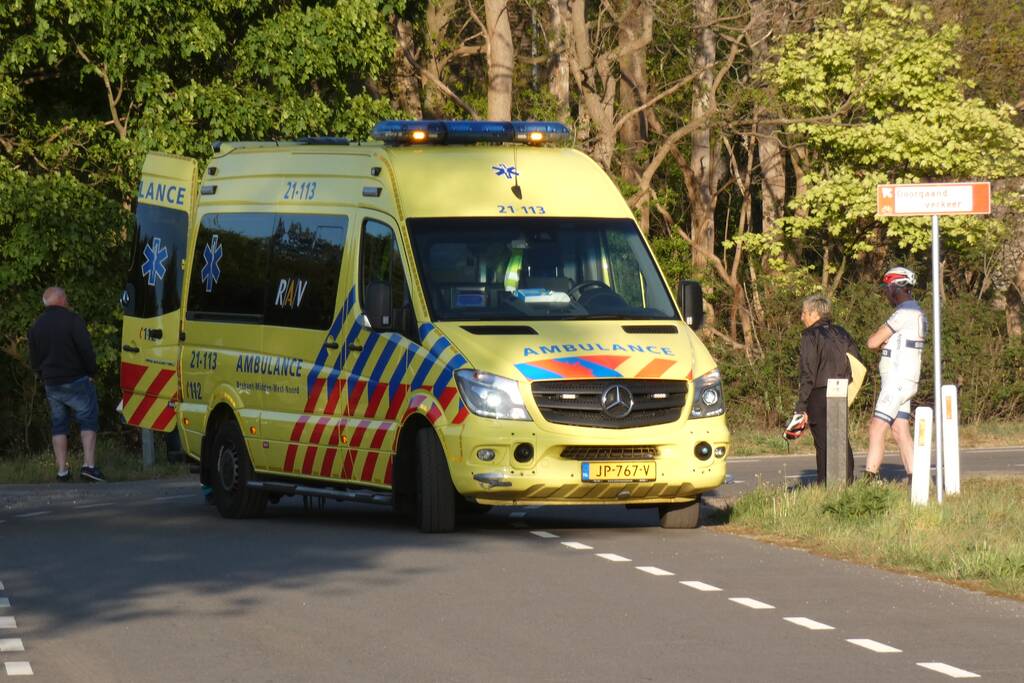 Wielrenner gaat onderuit en raakt gewond