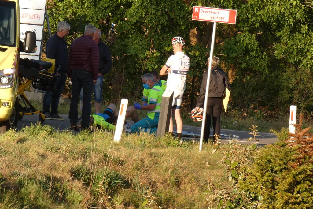 Wielrenner gaat onderuit en raakt gewond