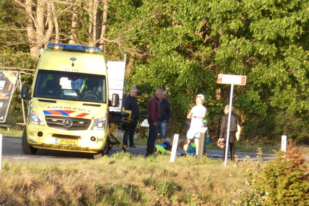 Wielrenner gaat onderuit en raakt gewond
