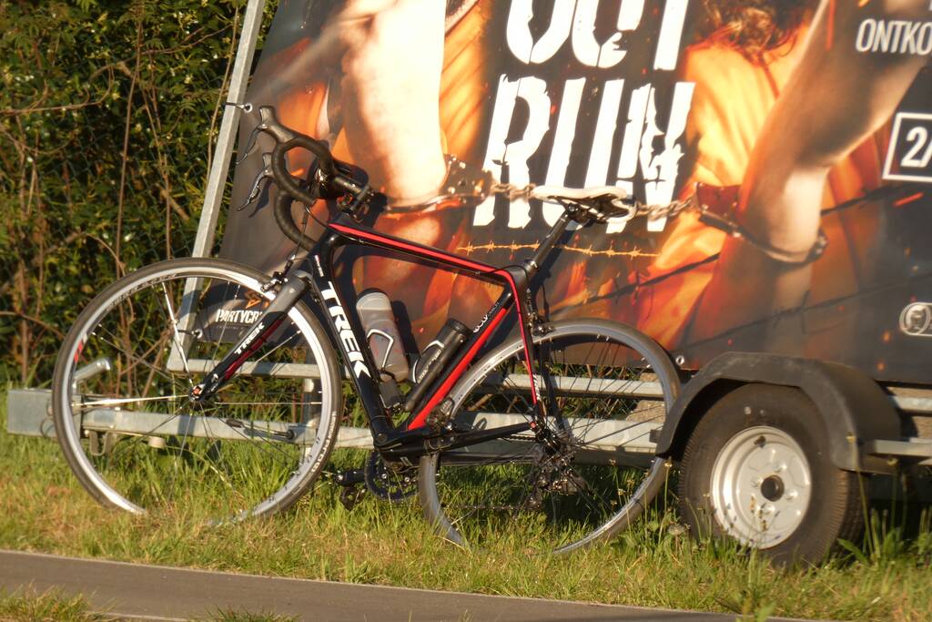 Wielrenner gaat onderuit en raakt gewond