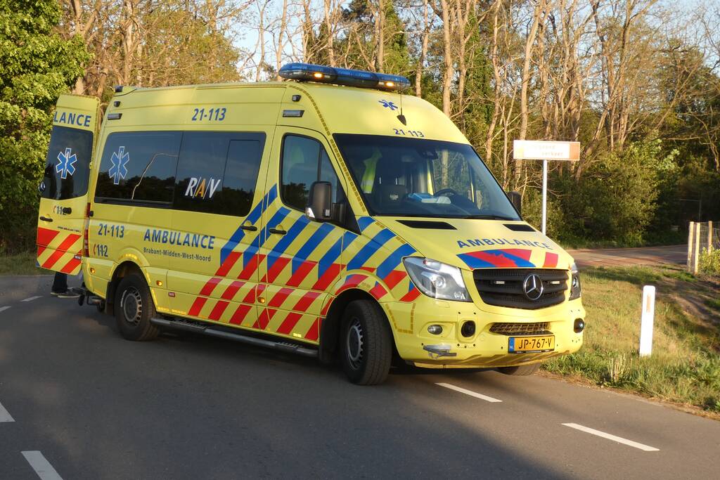 Wielrenner gaat onderuit en raakt gewond