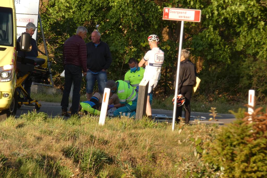 Wielrenner gaat onderuit en raakt gewond