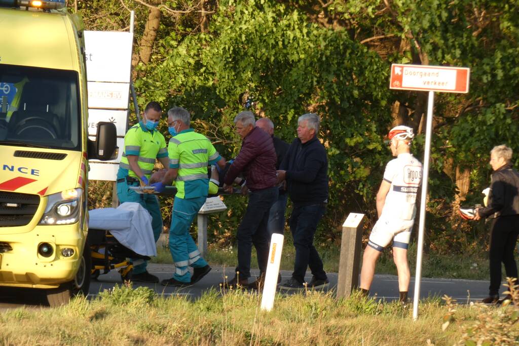 Wielrenner gaat onderuit en raakt gewond