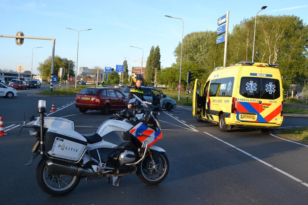 Bestuurder rijdt door rood en veroorzaakt ongeval