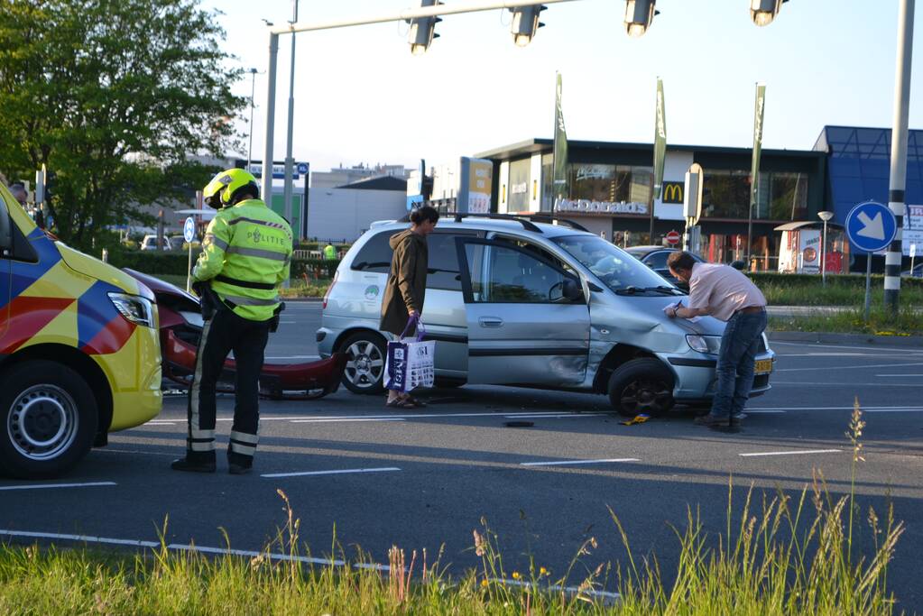 Bestuurder rijdt door rood en veroorzaakt ongeval