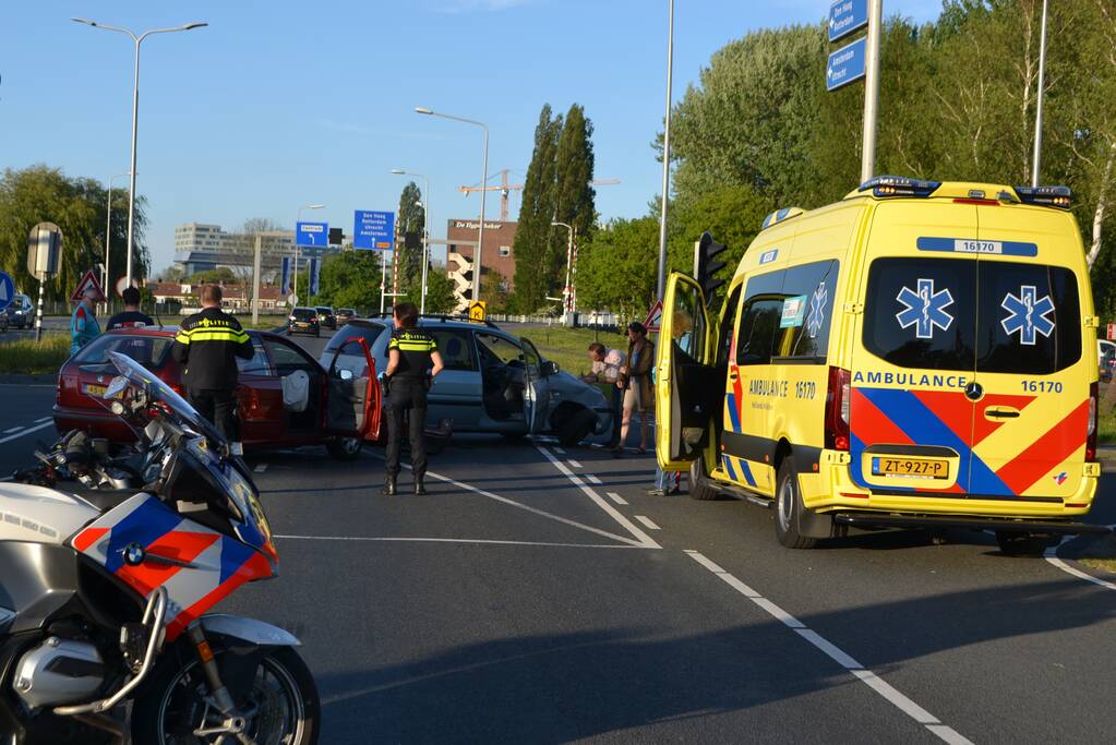 Bestuurder rijdt door rood en veroorzaakt ongeval