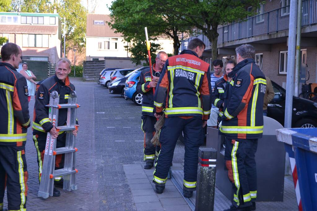 Brandweer vist sleutelbos uit ondergrondse container