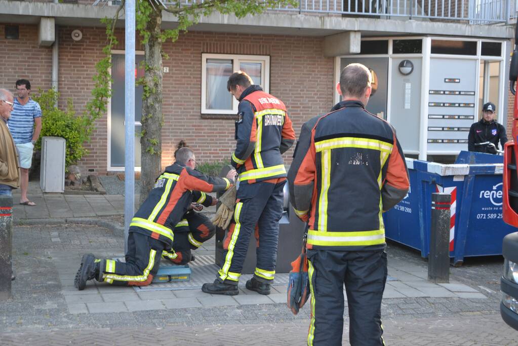 Brandweer vist sleutelbos uit ondergrondse container