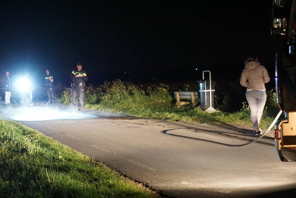Brandweer blust brandend asfalt