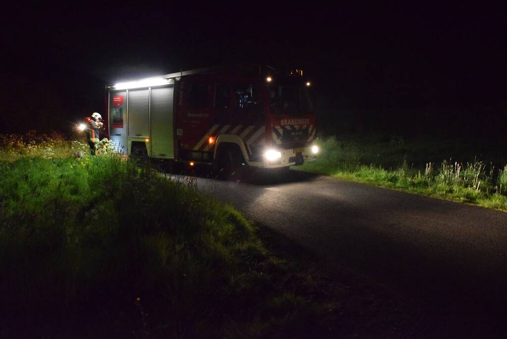 Brandweer blust brandend asfalt