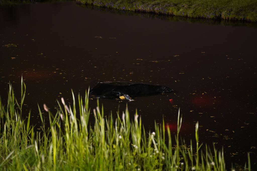 Gewonde na auto te water