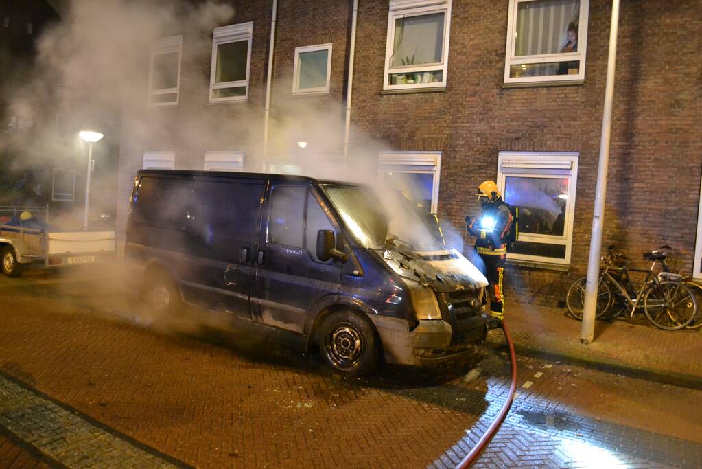 Motorcompartiment bestelbus volledig uitgebrand
