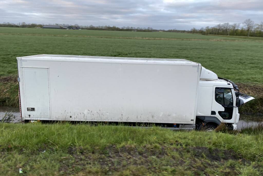 Vrachtwagen belandt in de sloot