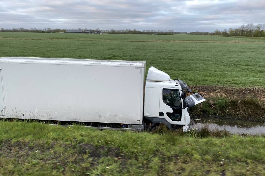 Vrachtwagen belandt in de sloot