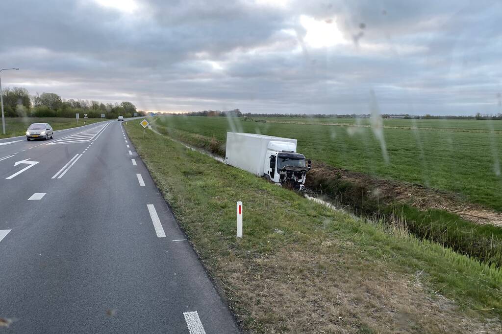 Vrachtwagen belandt in de sloot