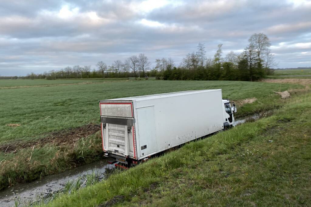 Vrachtwagen belandt in de sloot