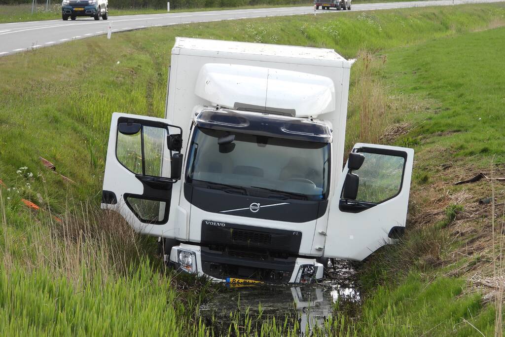 Vrachtwagen belandt in de sloot