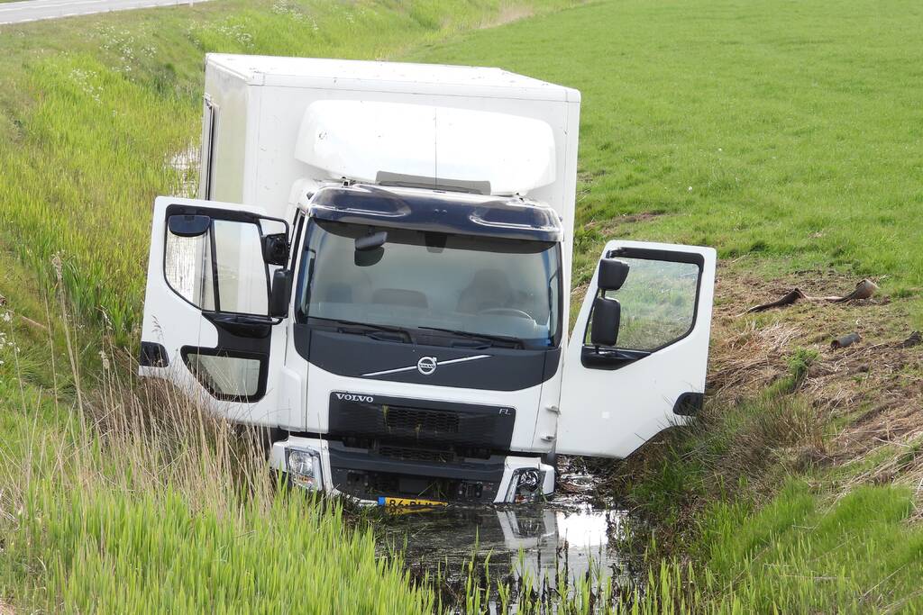 Vrachtwagen belandt in de sloot