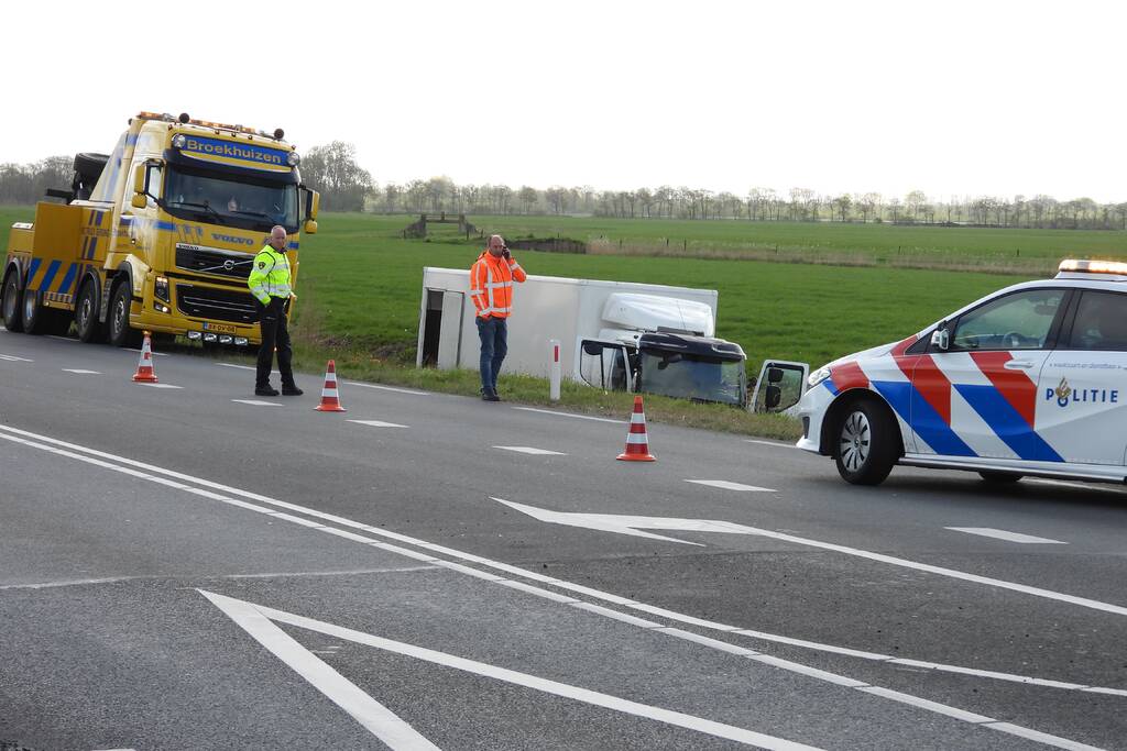 Vrachtwagen belandt in de sloot
