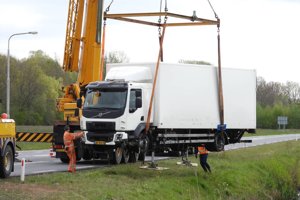 Vrachtwagen belandt in de sloot