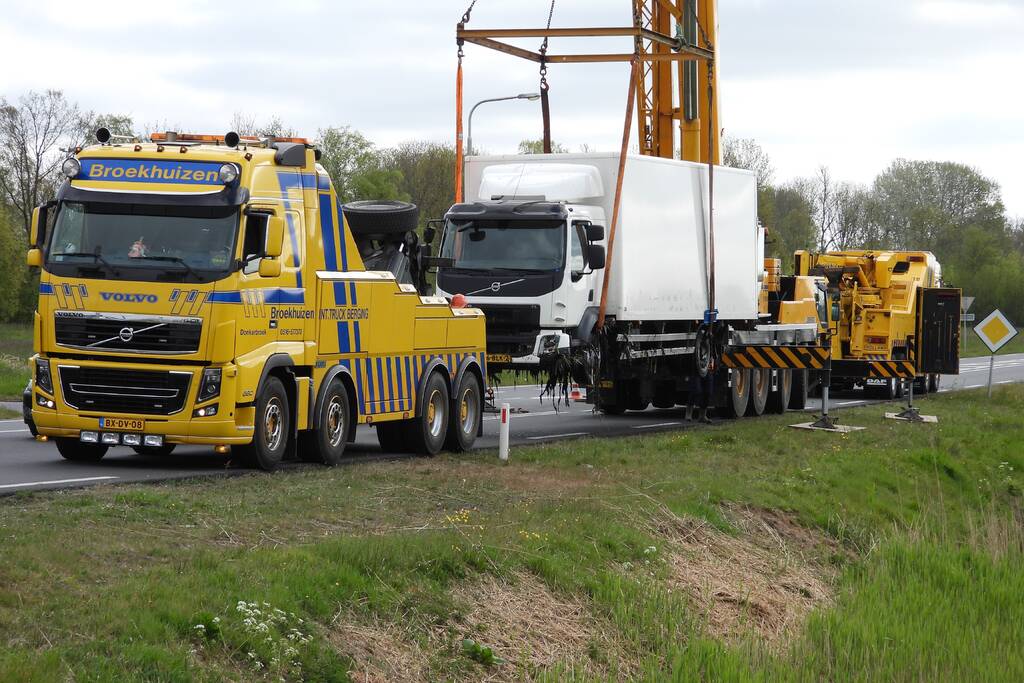 Vrachtwagen belandt in de sloot