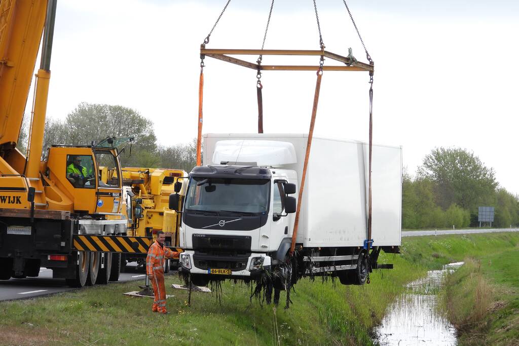 Vrachtwagen belandt in de sloot