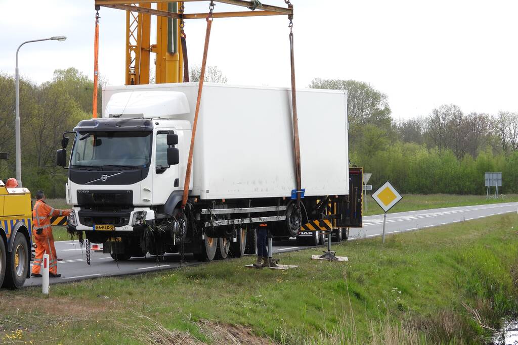 Vrachtwagen belandt in de sloot
