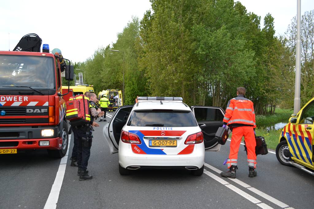 Twee personen zwaargewond na frontale aanrijding