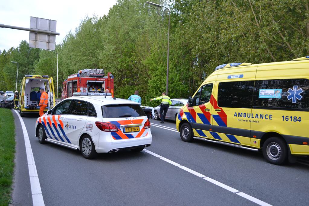 Twee personen zwaargewond na frontale aanrijding