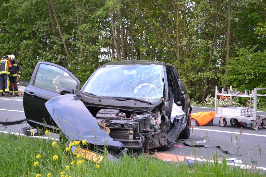 Twee personen zwaargewond na frontale aanrijding