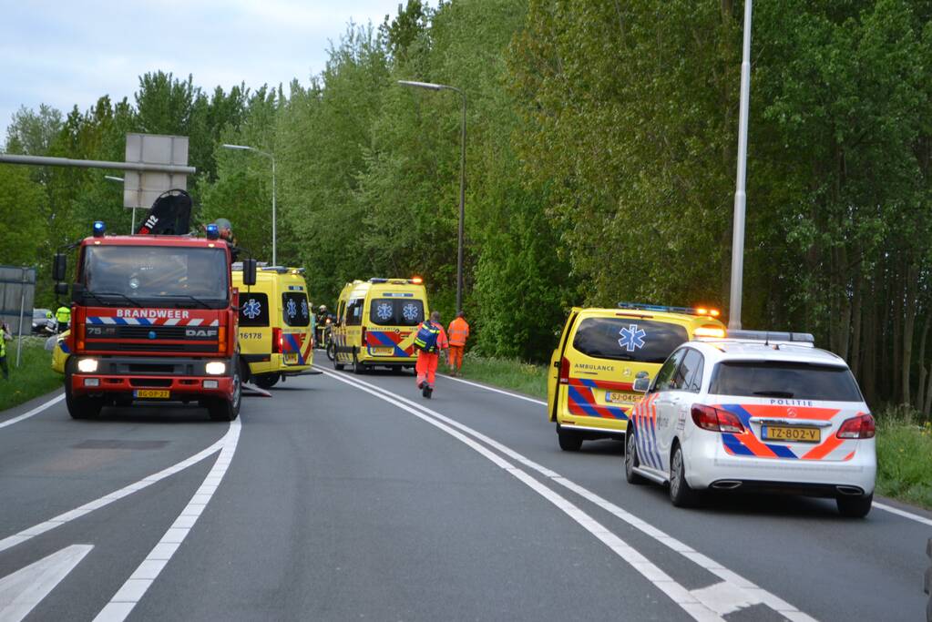 Twee personen zwaargewond na frontale aanrijding
