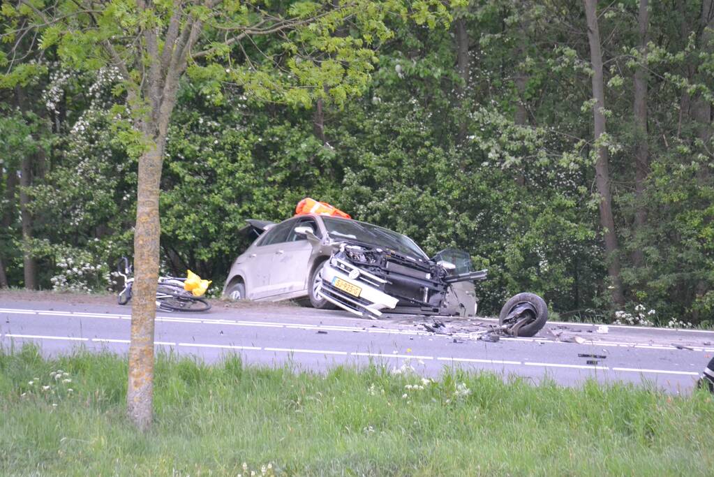 Twee personen zwaargewond na frontale aanrijding
