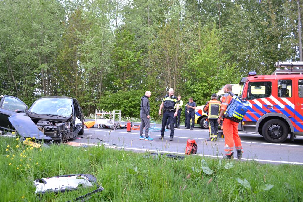 Twee personen zwaargewond na frontale aanrijding