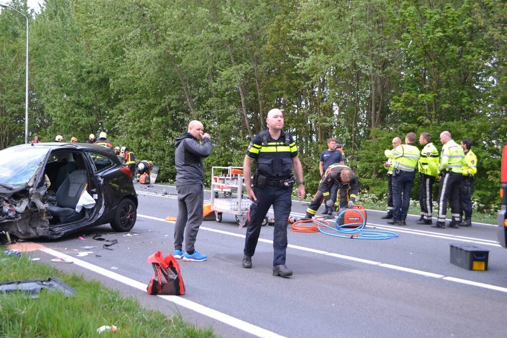 Twee personen zwaargewond na frontale aanrijding