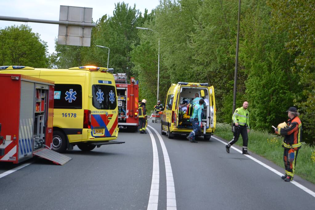 Twee personen zwaargewond na frontale aanrijding