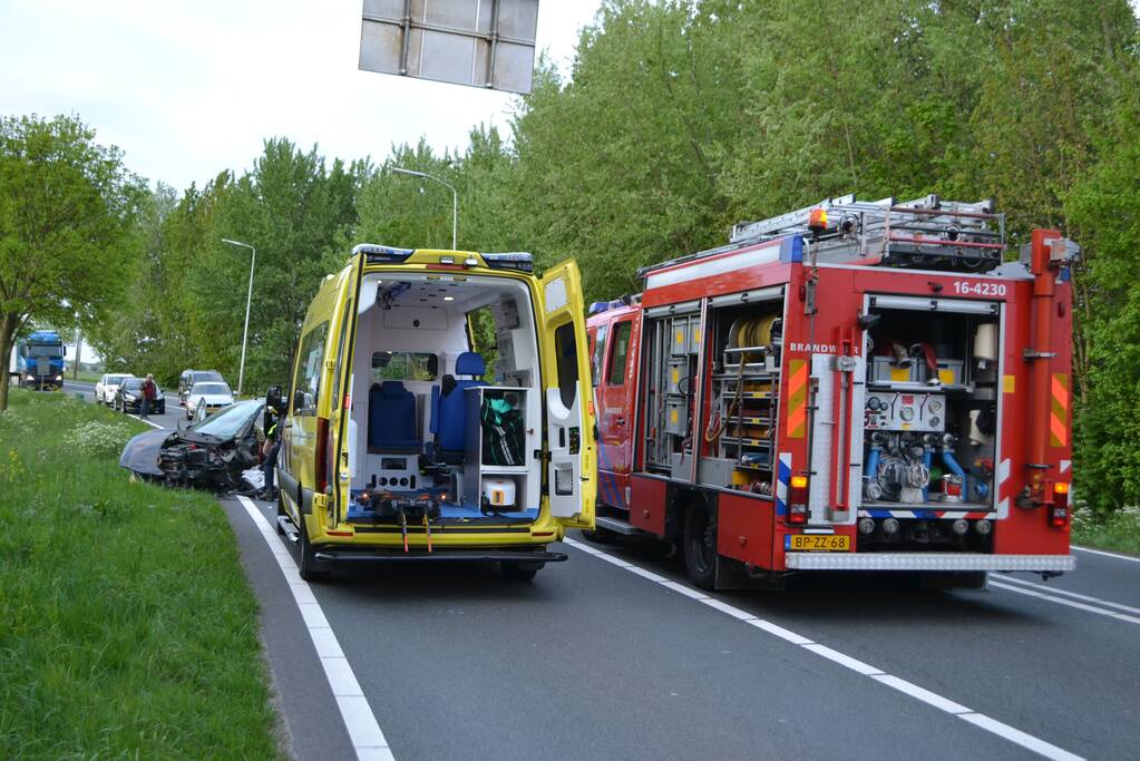 Twee personen zwaargewond na frontale aanrijding