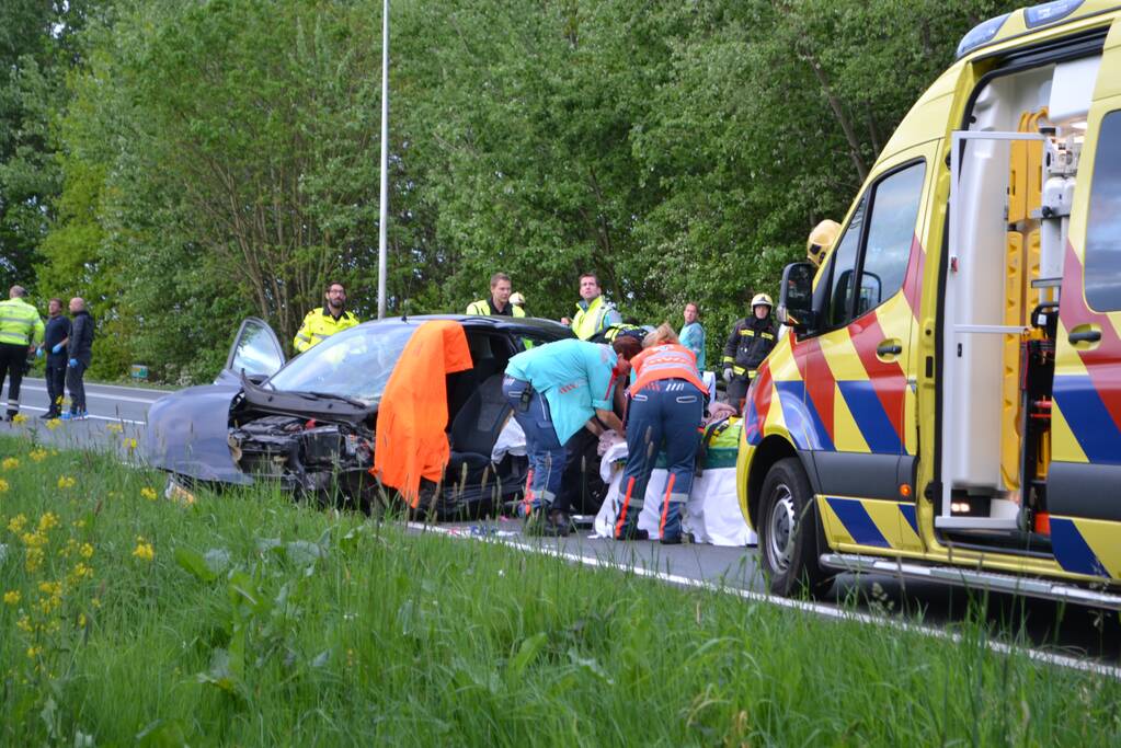 Twee personen zwaargewond na frontale aanrijding