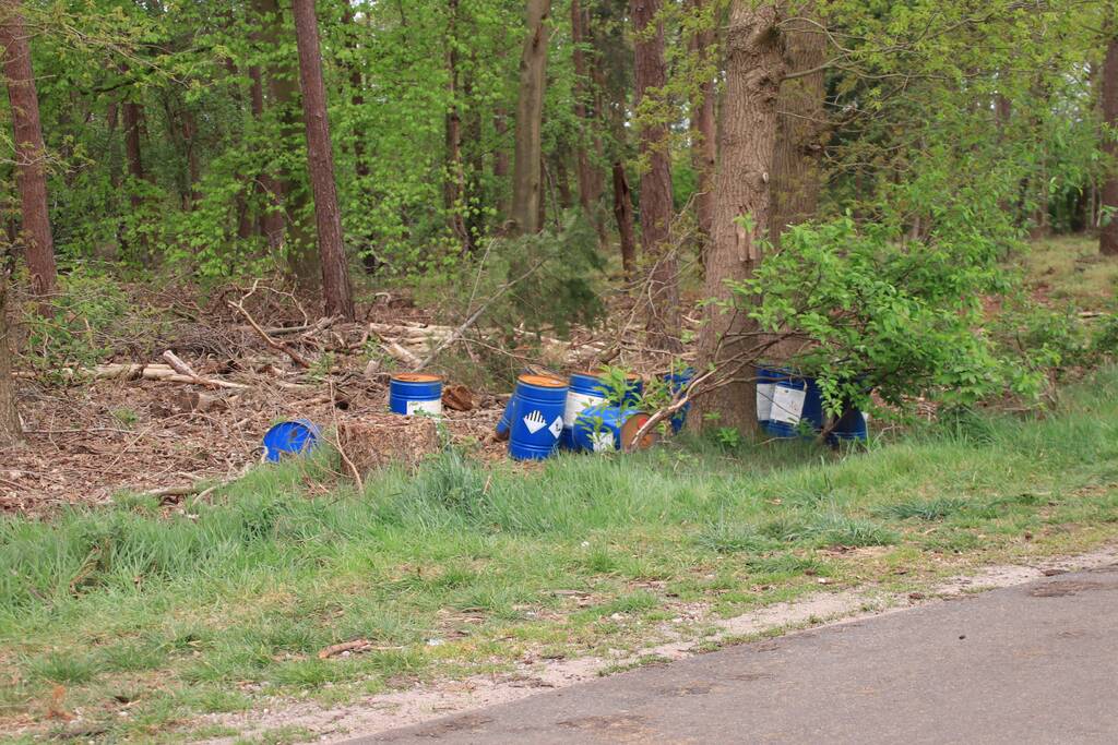 Meerdere vaten met mogelijk drugsafval gedumpt in bosschage