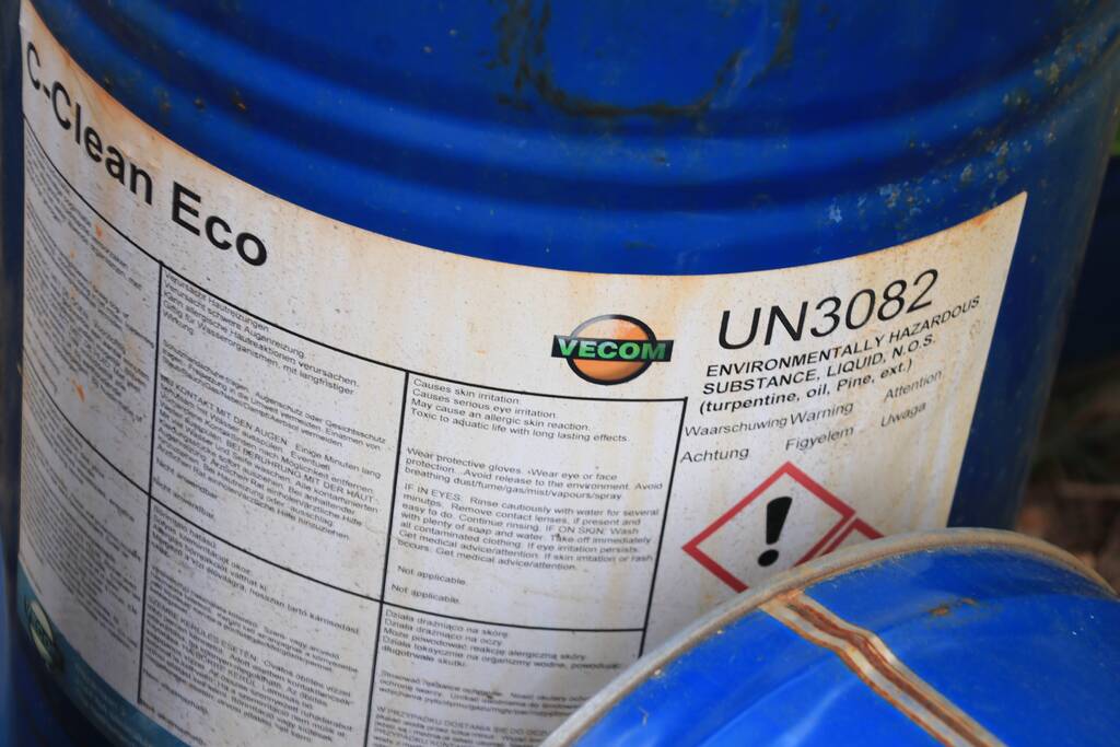 Meerdere vaten met mogelijk drugsafval gedumpt in bosschage