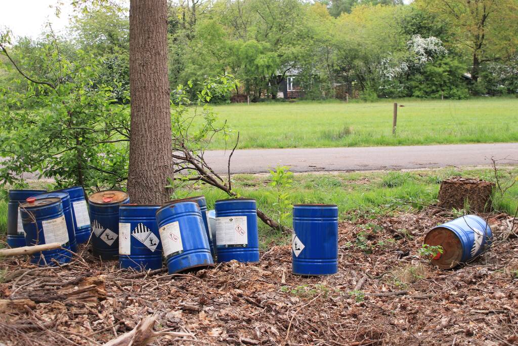Meerdere vaten met mogelijk drugsafval gedumpt in bosschage