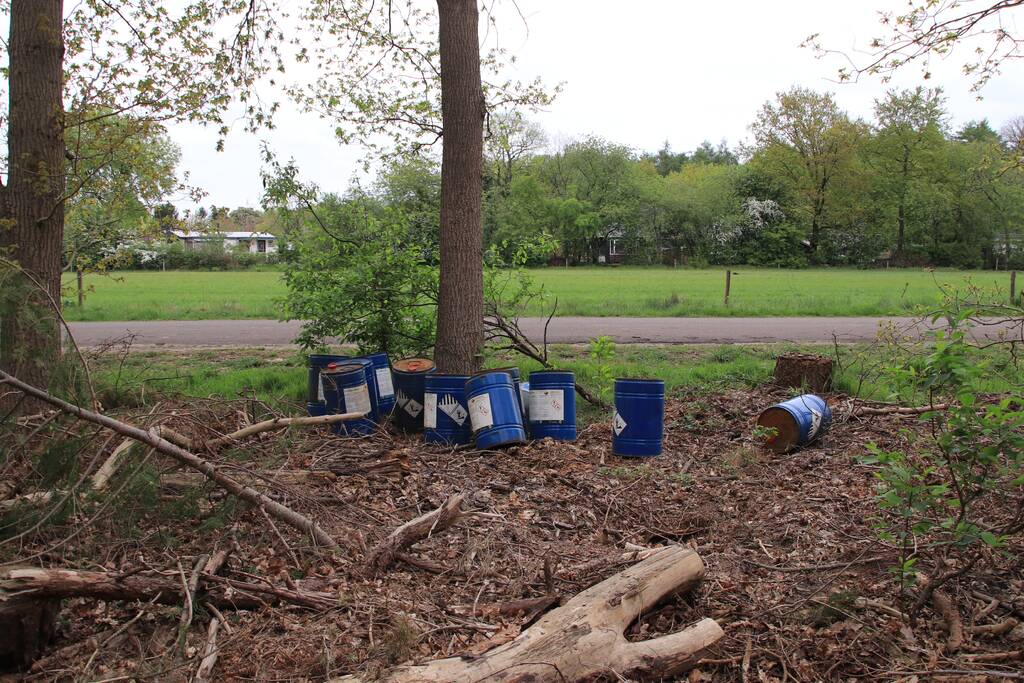Meerdere vaten met mogelijk drugsafval gedumpt in bosschage
