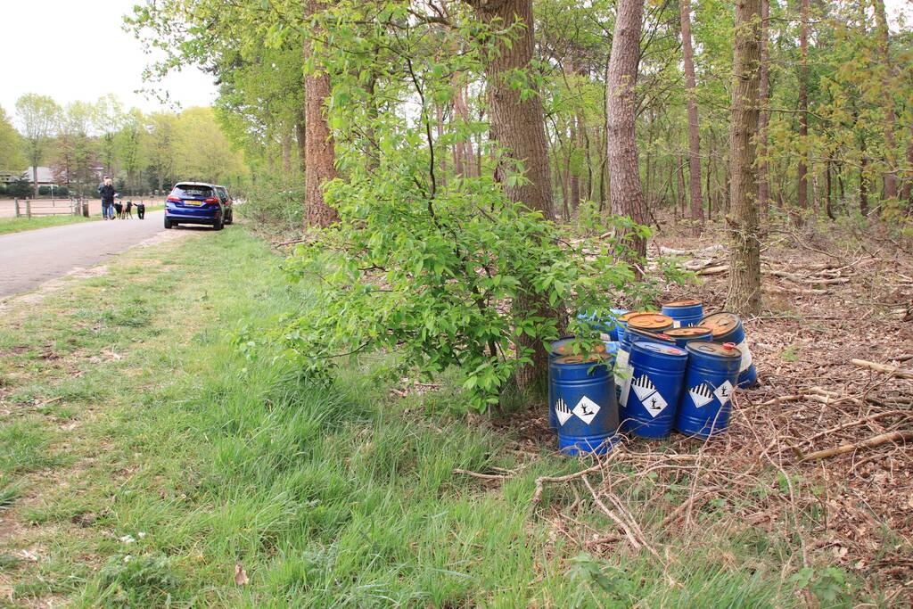 Meerdere vaten met mogelijk drugsafval gedumpt in bosschage