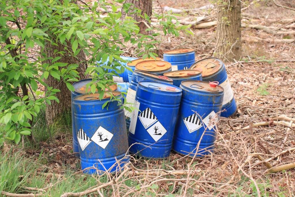 Meerdere vaten met mogelijk drugsafval gedumpt in bosschage