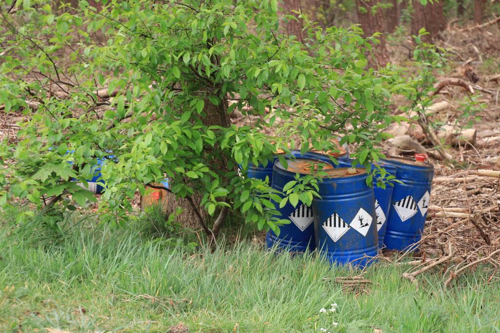 Meerdere vaten met mogelijk drugsafval gedumpt in bosschage